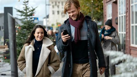 «My Norwegian Holiday» Svarer på kritikken mot «norsk» julefilm .